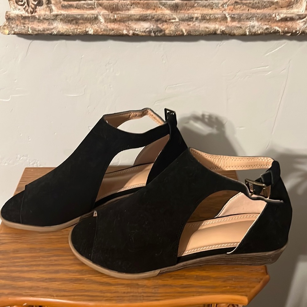 Open toed shoe